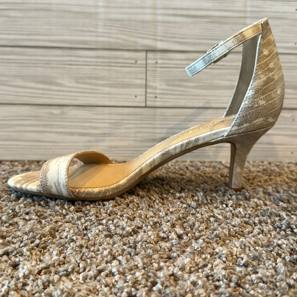CL by Chinese Laundry strappy sandal heel neutral new size 10 ankle strap
